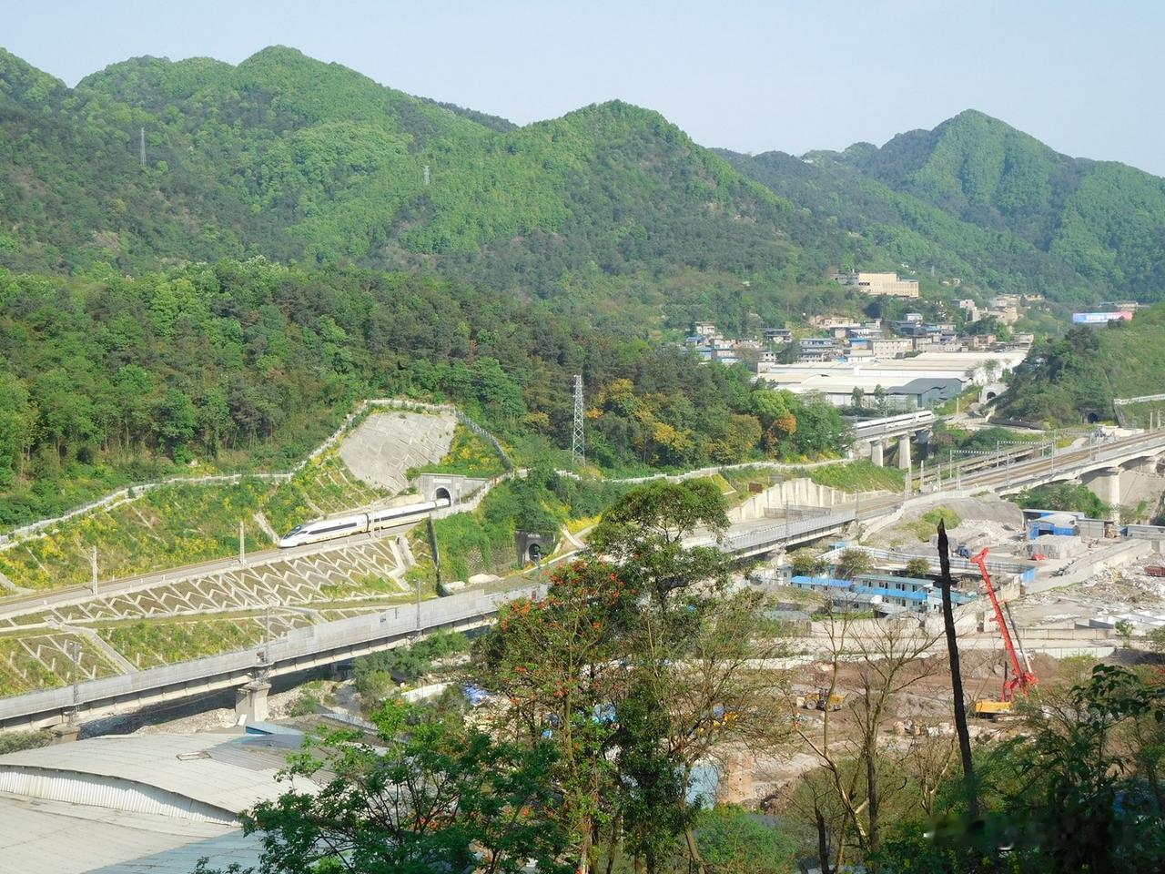 2019年在新桥石壁山所拍，一趟动车组列车通过新桥一号隧道，这是从成渝高铁过来去