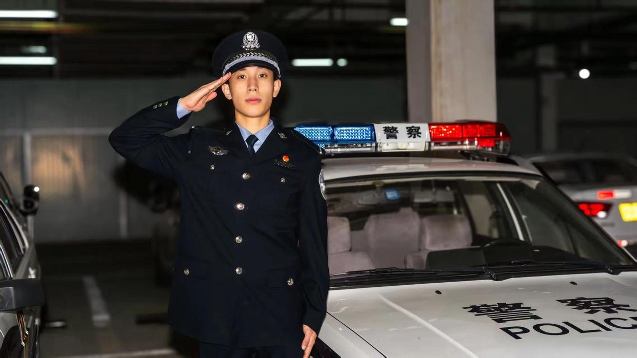 北京地铁房山线东管头南站惊现热血一幕！21岁预备警官一声怒吼震慑施暴者，教科书式