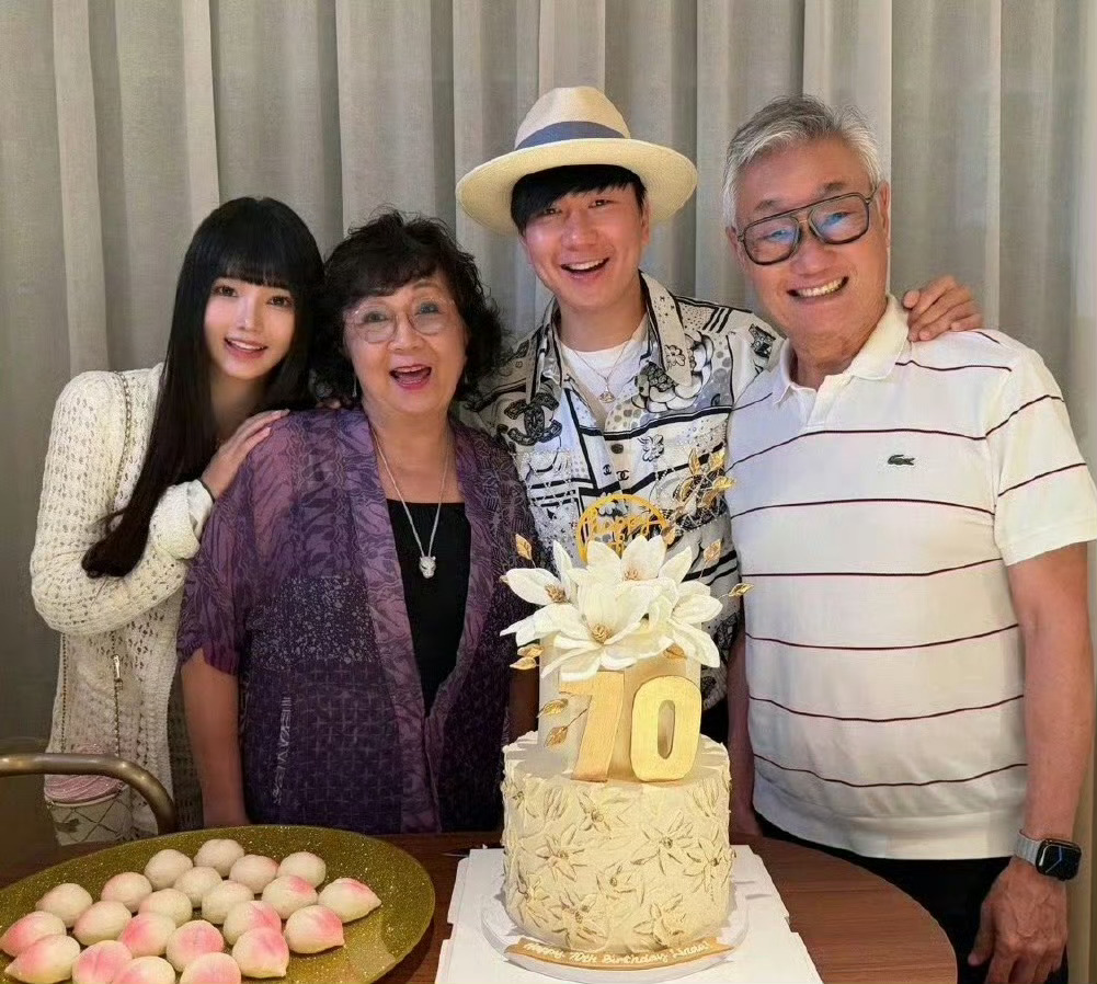 林俊杰母亲回应是否喜欢七七一张合照的删除引发家庭绝裂，林俊杰母亲回应没有什么喜欢