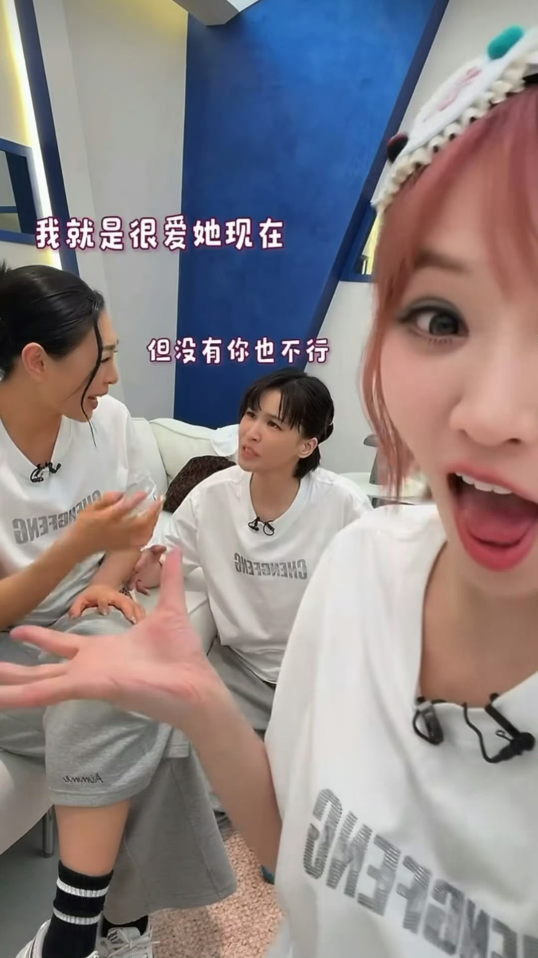 黄灿灿随机掉落一些蒸蛋黄 蒸蛋黄这个组合名是谁想的，出来挨夸。黄灿灿晒合照的配文