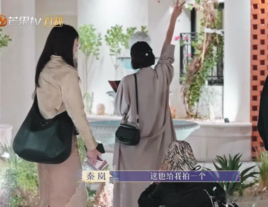 秦岚大晚上在别人家拍照，拍得更起劲呢，房东跑过来大声制止她：“这是我家，不允许拍
