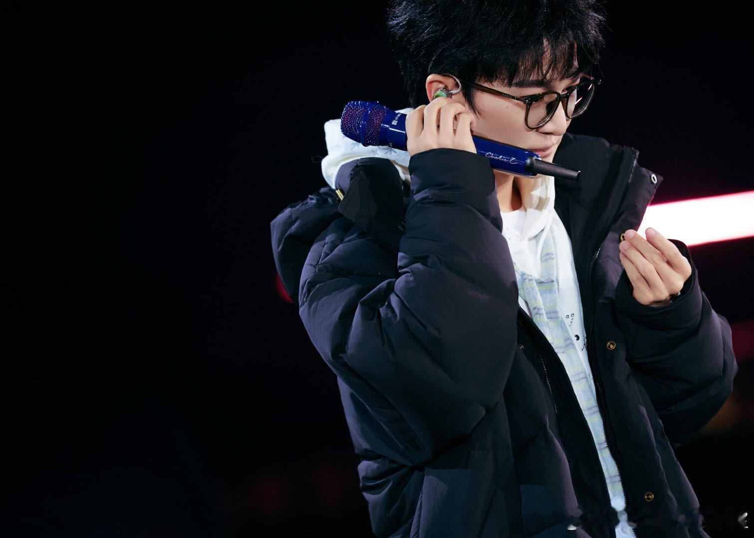 周深合肥演唱会欢乐不断！他聊当地美食，分享自己体验，还轻轻扇自己嘴巴，不是刻意为