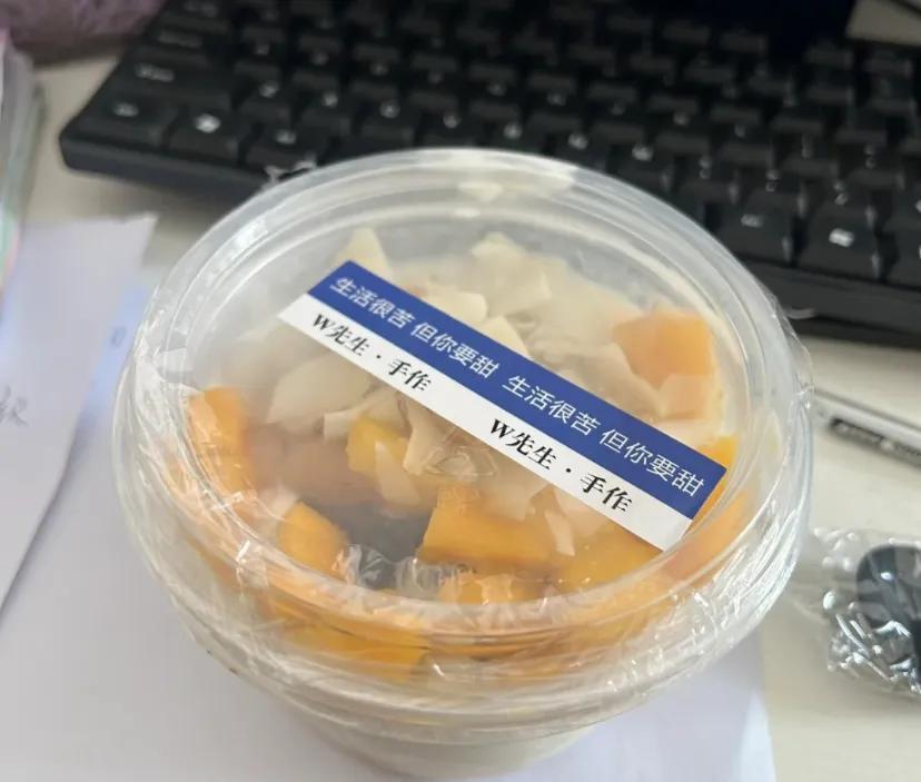 酒店前台爆房被罚1500
刚上半个月的前台工作，唉，上班的时候太忙了，没有注意看