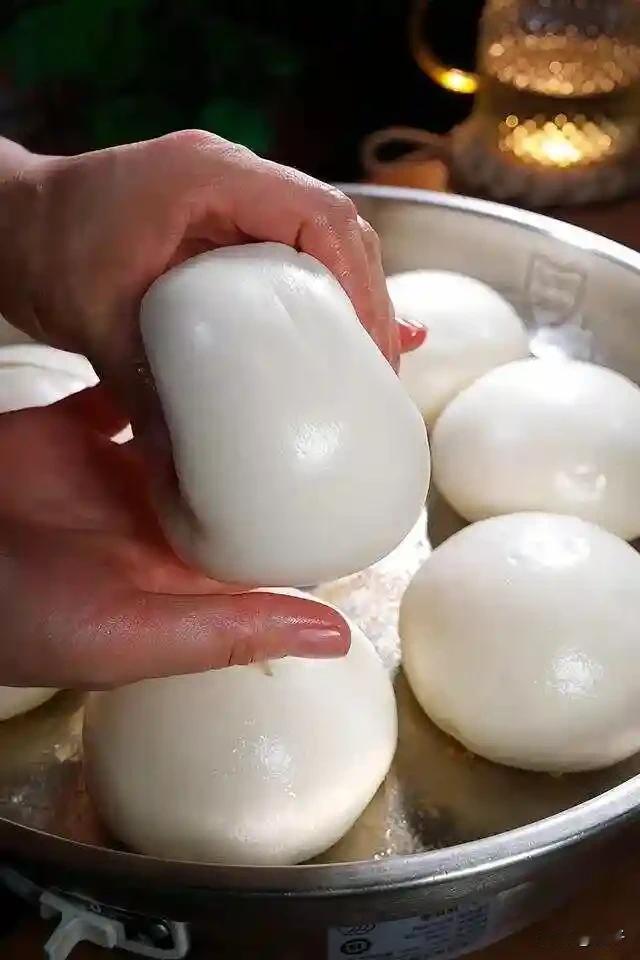 新鲜出炉的馒头热气腾腾，口感柔软更美味