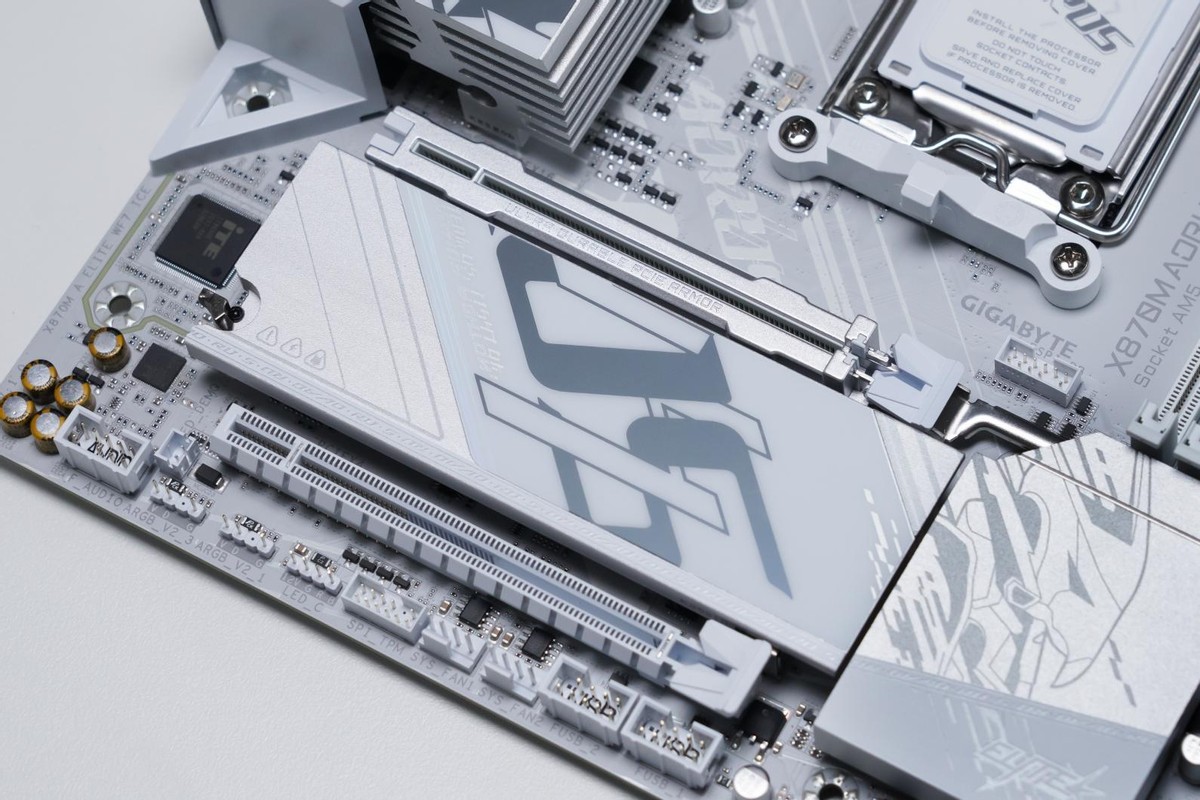 暑期装机精致和强悍“我都要”，X870M冰雕主板测评