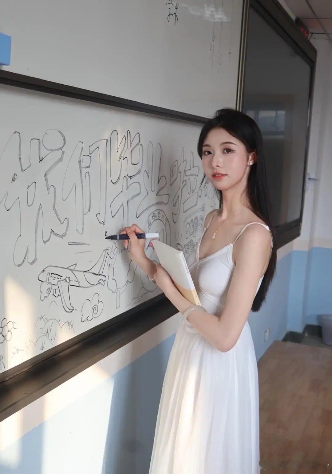 好高级的颜值，有这样的老师上课肯定认真听讲 ​​​