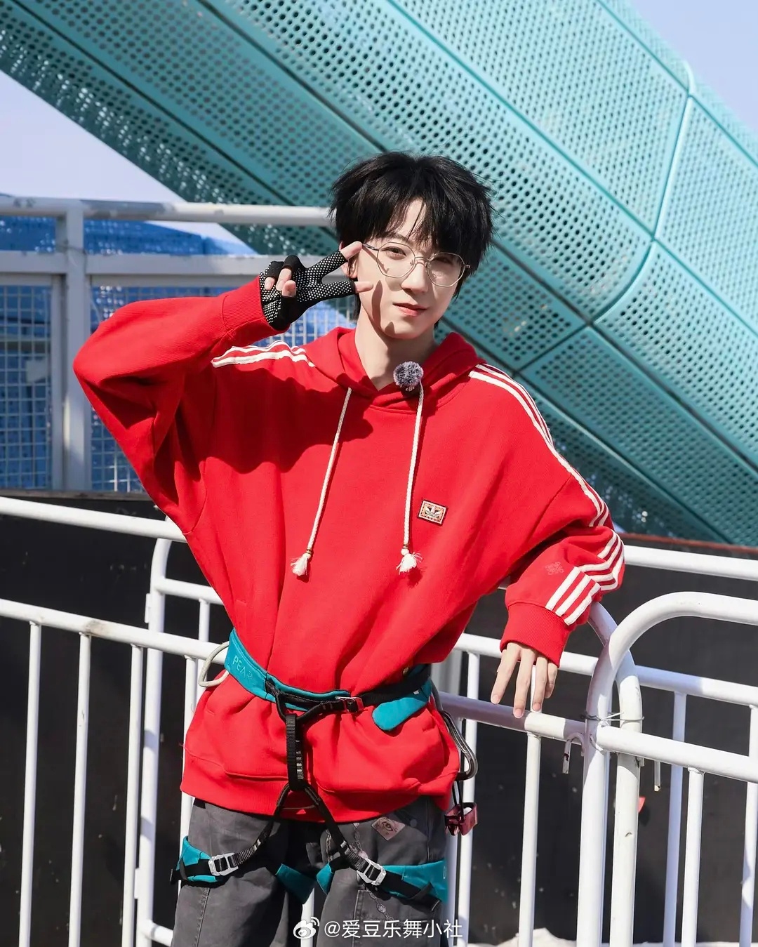 杨博文王橹杰戴同一副眼镜 