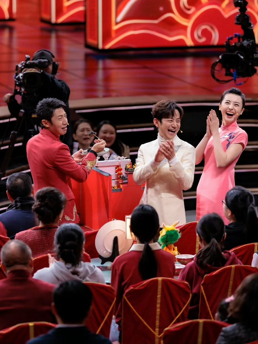 何炅印象最深的是撒贝宁模仿机器人何老师说印象更深的是撒贝宁学机器人在手绢，学的一