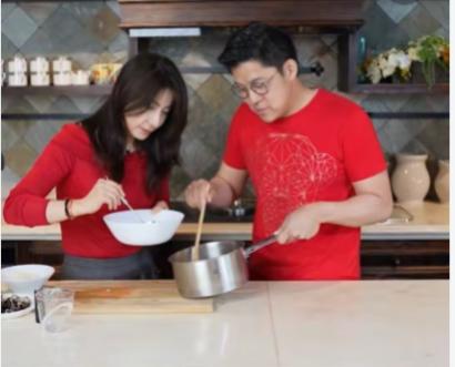 大年初三，霍启刚郭晶晶合体做马蹄糕拜年，寓意步步高升。聊起结婚，霍启刚说已13年