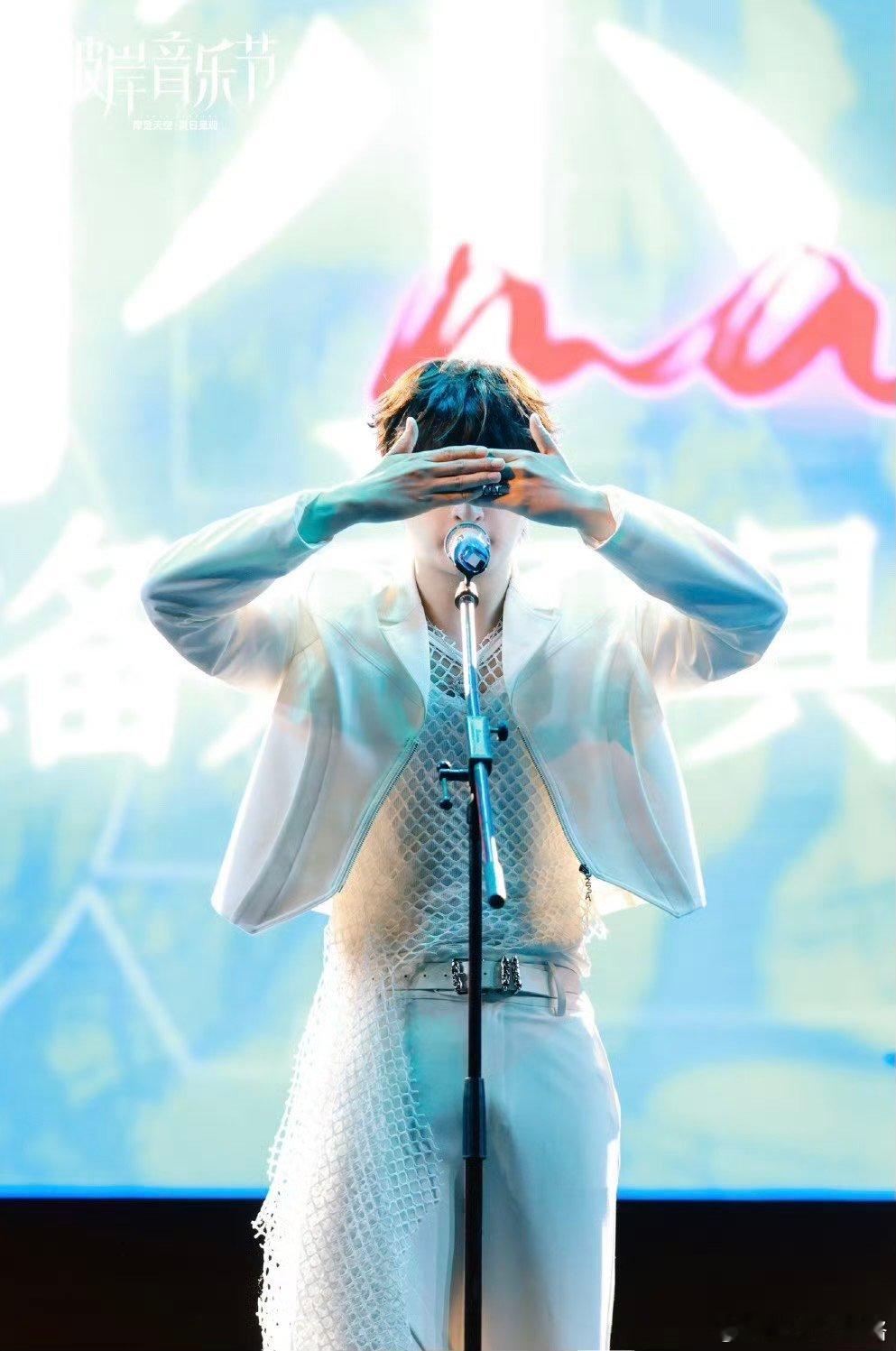 #张远台上唱嘉宾台下在求婚#张远这次彻底成嘉宾了哈哈哈，谁能想到张远在台上唱嘉宾