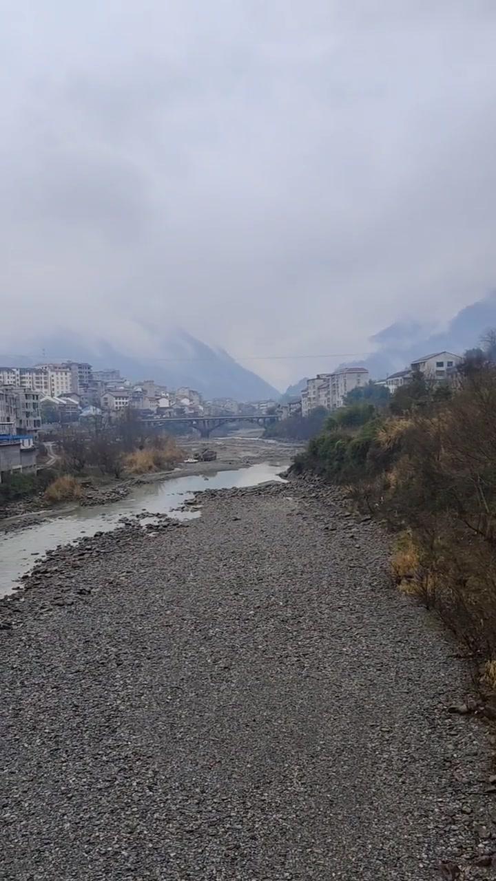 我的家乡壶瓶山，这座湘北的屋脊，遭遇了百年难遇的特大洪水。滔滔山洪席卷而来，房屋