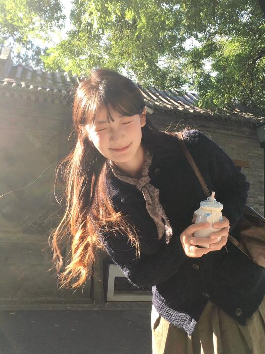 发丝在冬日暖阳下起舞