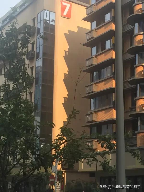 小哥爬7楼送外卖 看到牌匾瞬间愣住 外卖小哥的工作日常里总有意想不到的剧情。有个