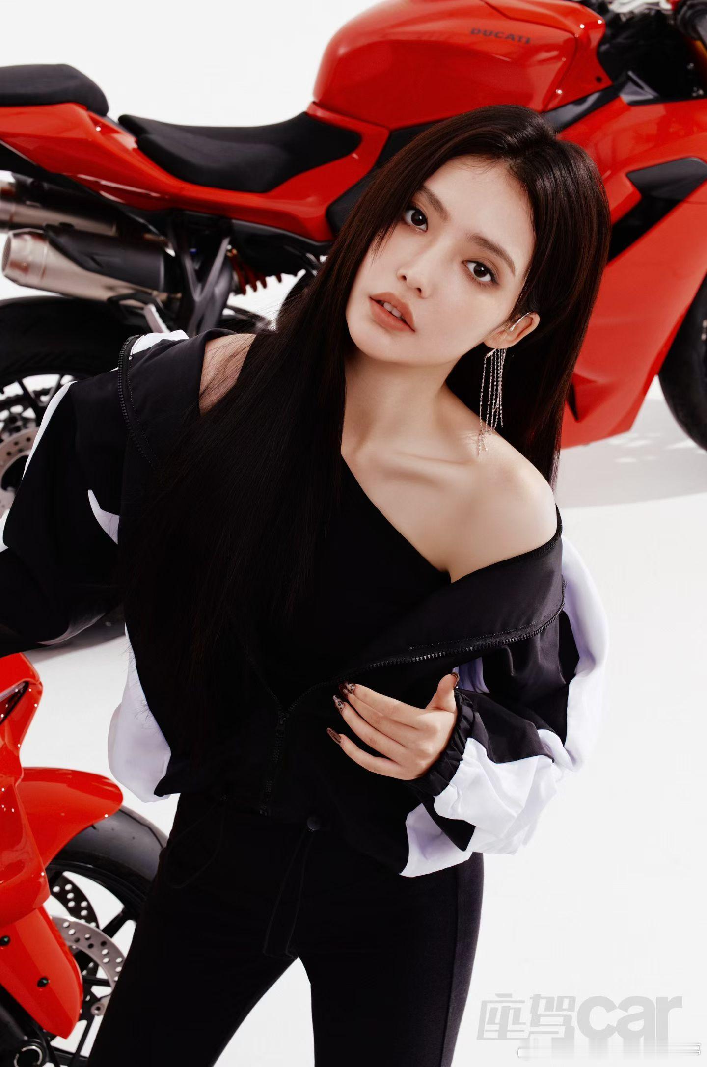 美人儿驾到～～今天真是个好日子《座驾》2月人物—— 她自喻是骑在风上的“猫”是《