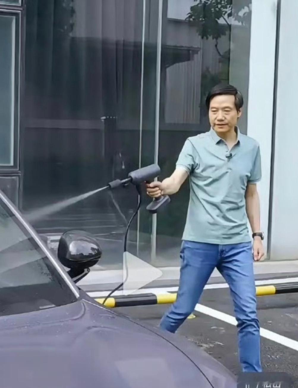 这么有钱还这么会过日子，车都自己洗！ 