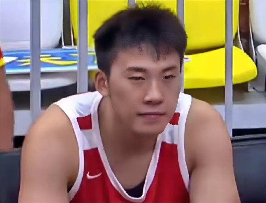 中国男篮王俊杰真的太让人心疼了！在今天中国男篮主场迎战新西兰男篮的热身赛中，当时