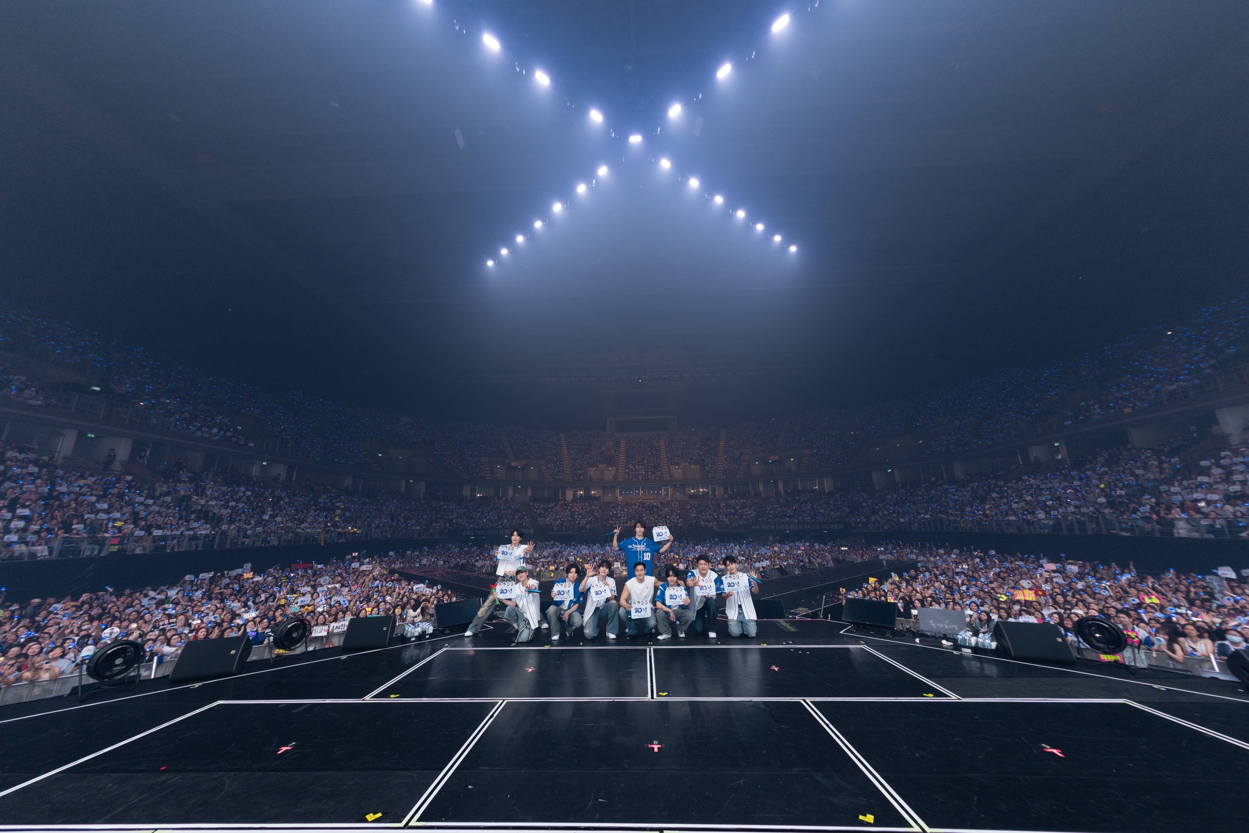 “CB百蓝_。251201 官号更新SuperJunior 相关：SUPER J