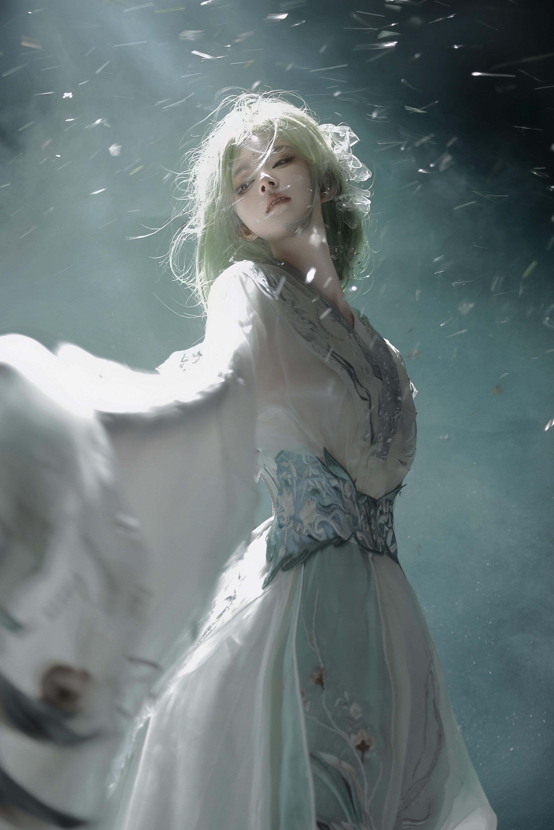 我与太多人的缘分朝生暮，犹如露水。