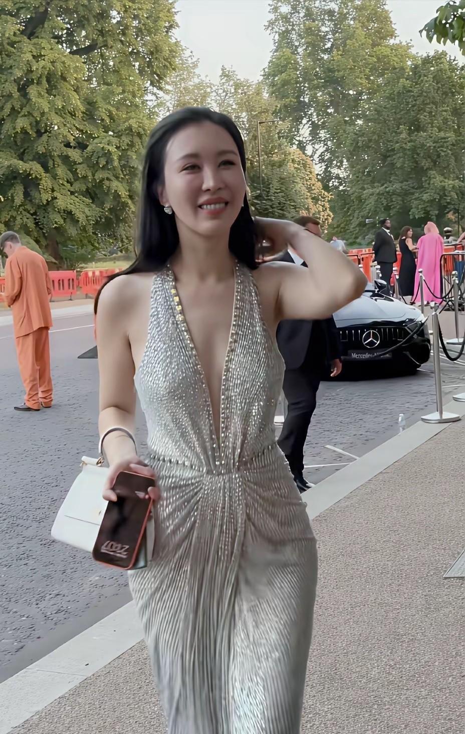 田朴珺这场晚宴，算是给王石上了一道结实的人生保险。
很多人还在盯着年龄差看热闹，