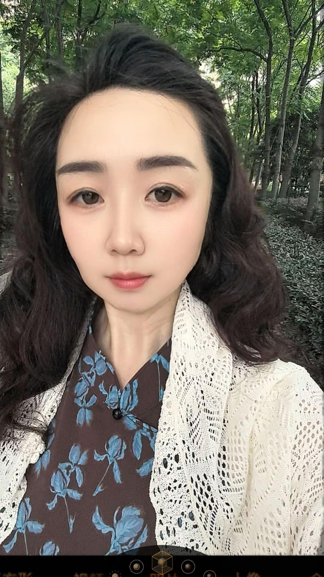 当人群里 再也没有你想要的东西 你自然就不会往人群里挤了 人生须臾 不过尔尔……