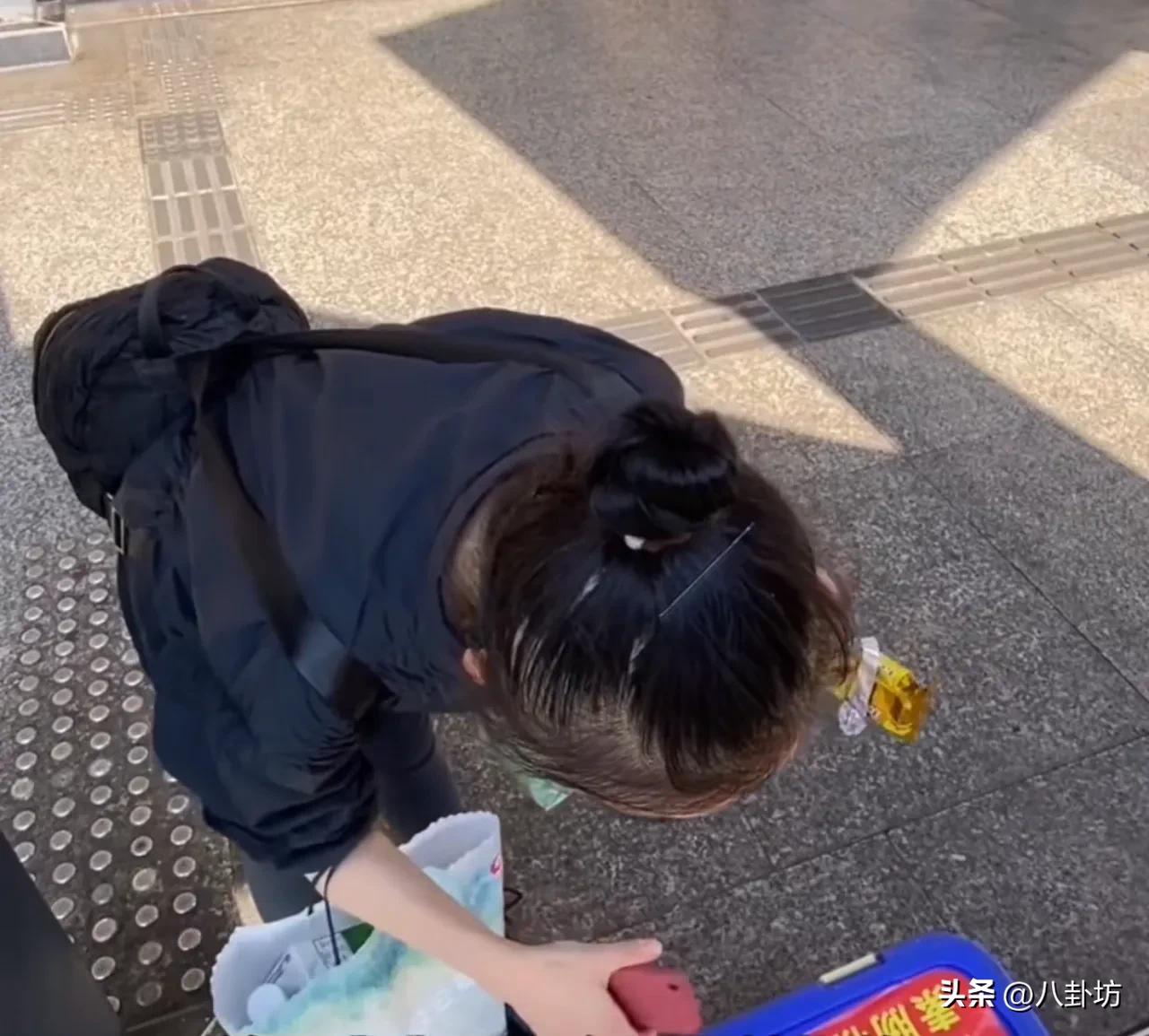 最近，重庆一女生在买肠粉时逃单，她利用相册里的截图谎称已经付款，没想到过程被拍下