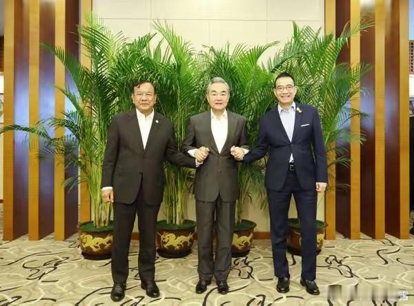 中方穿梭调停显担当 泰柬冲突迎和平曙光12月18日，中国外交部特使启程赴柬泰开展