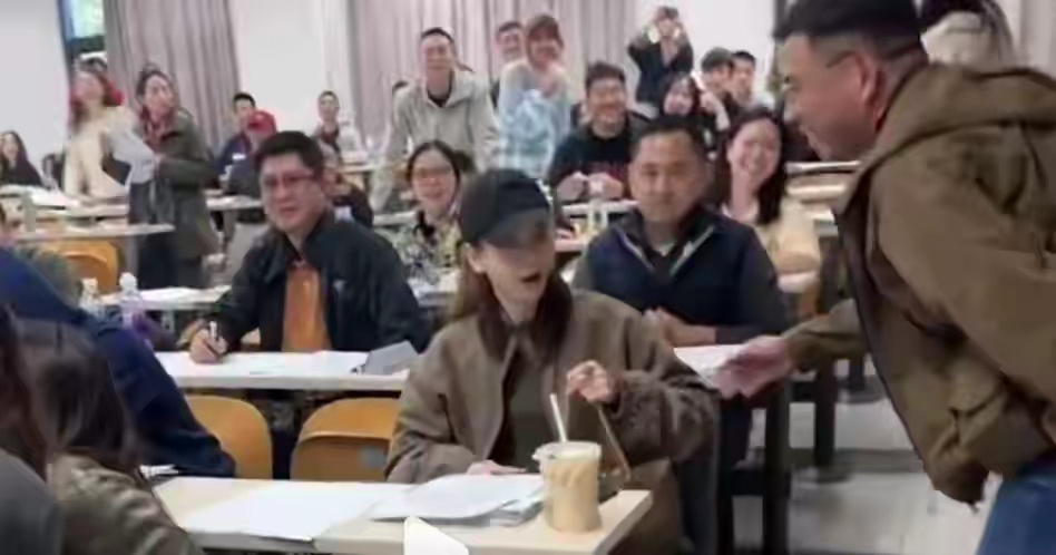 网友偶遇戚薇北大考试2025年10月12日，有网友发视频称在北大考试时偶遇戚薇 