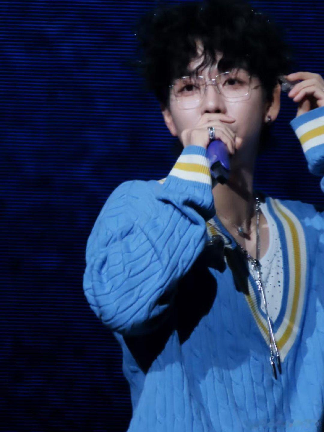 胡夏发色仅供参考 胡夏这波整活绝了！彩排白毛吸睛，现场黑发清爽，主动扛梗又帅气，