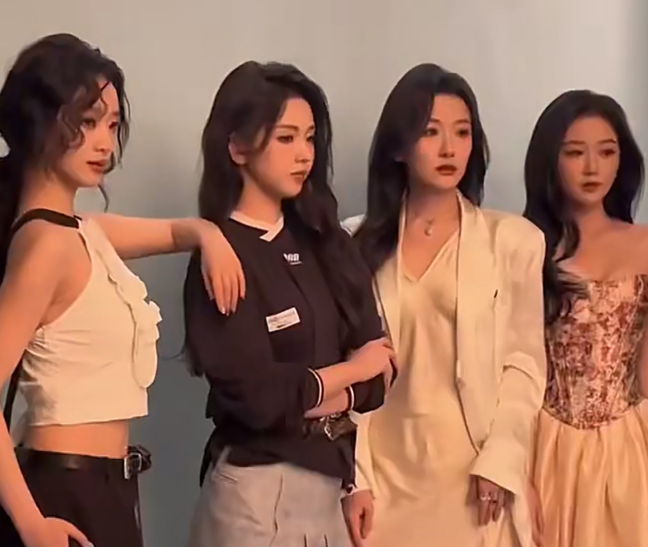 短剧女主 时尚资源几个短剧女主拍杂志也很时尚啊，感觉时尚真的不分长剧短剧了。 