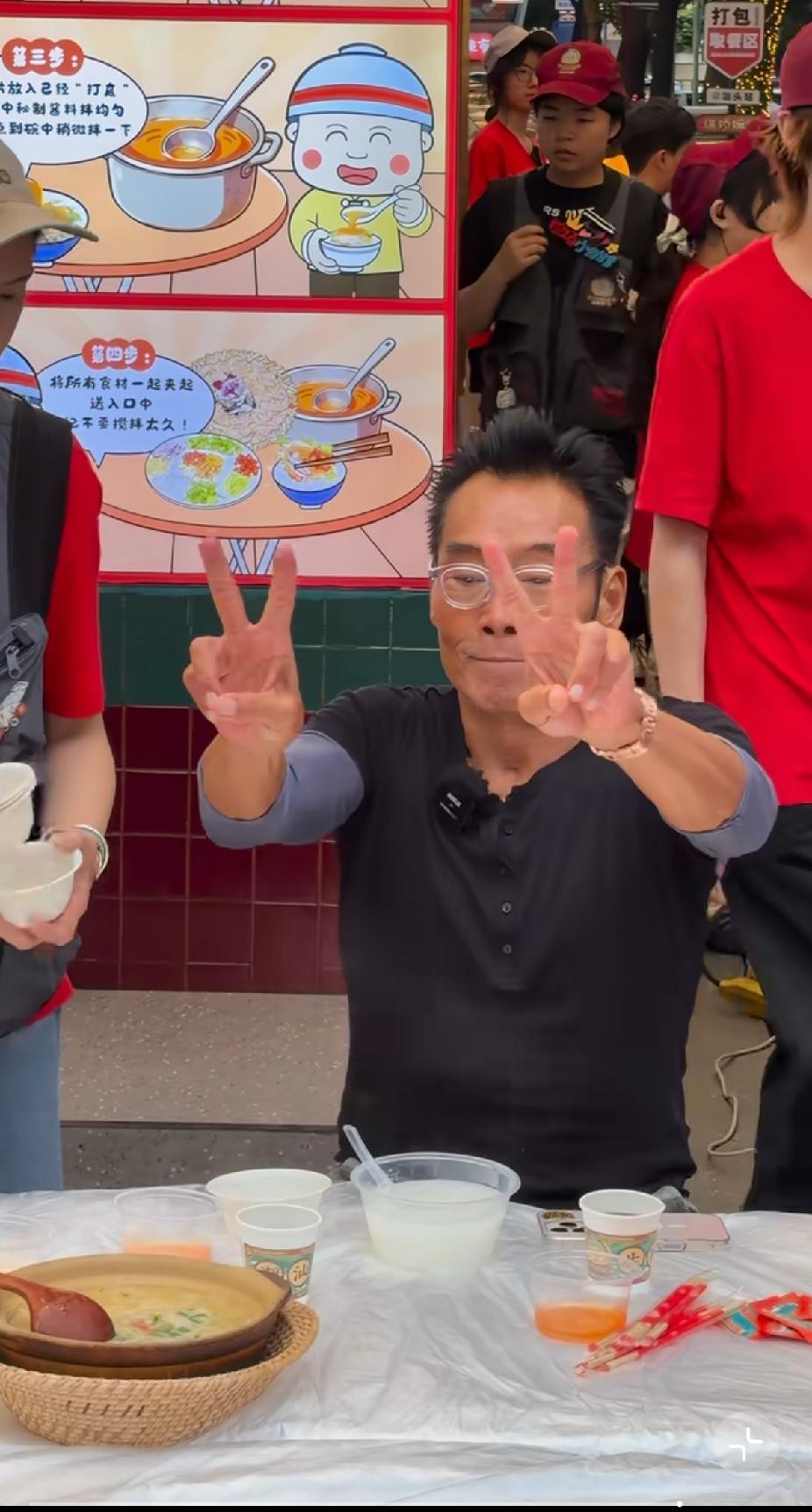 不得不说，岁月果真不饶人啊！曾经那么潇洒英俊的男神，如今也变成这个老头样了！这谁