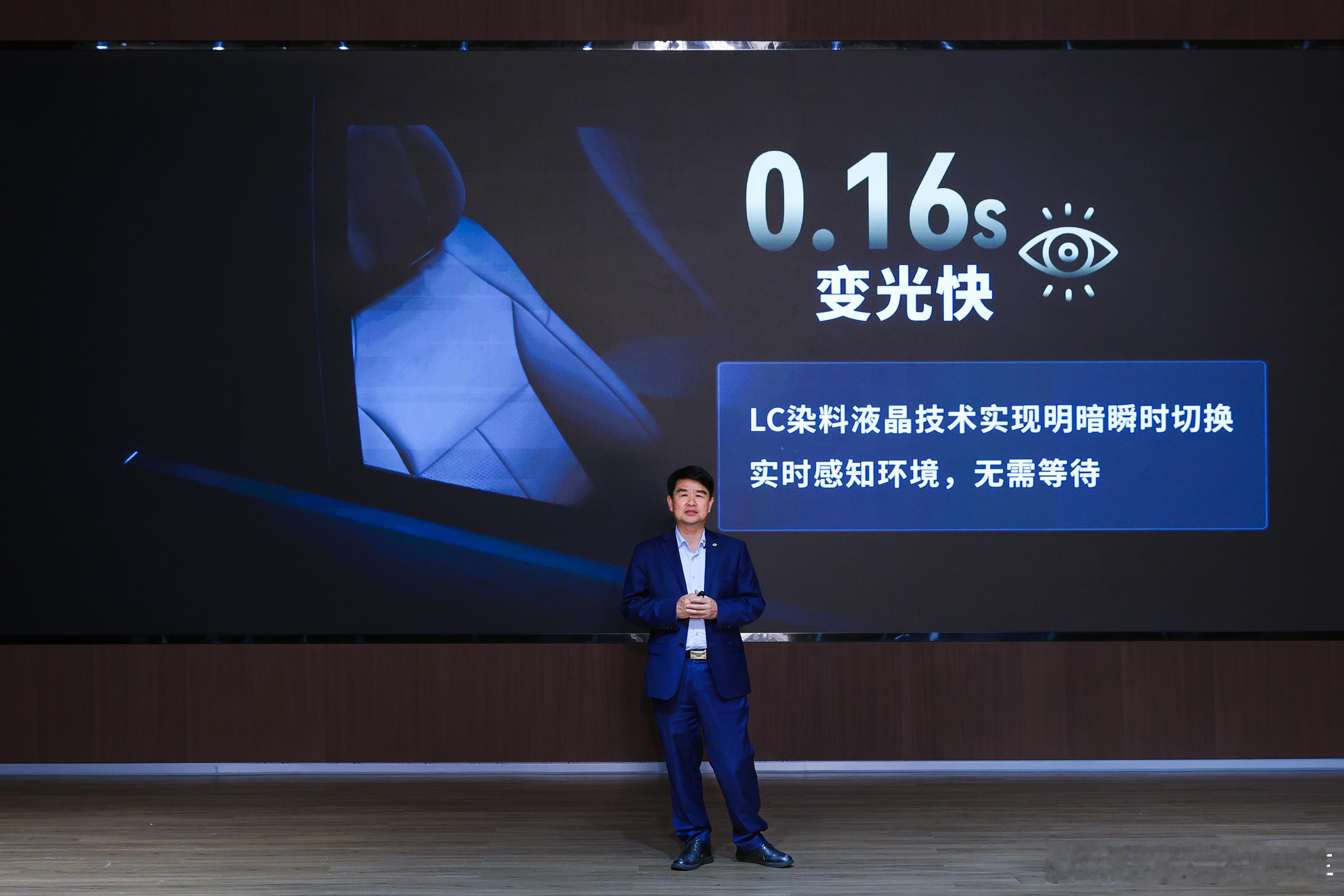 小鹏汽车和福耀强强联手，为小鹏GX量身打造全球调光隐私玻璃新标杆。全车共搭载6块