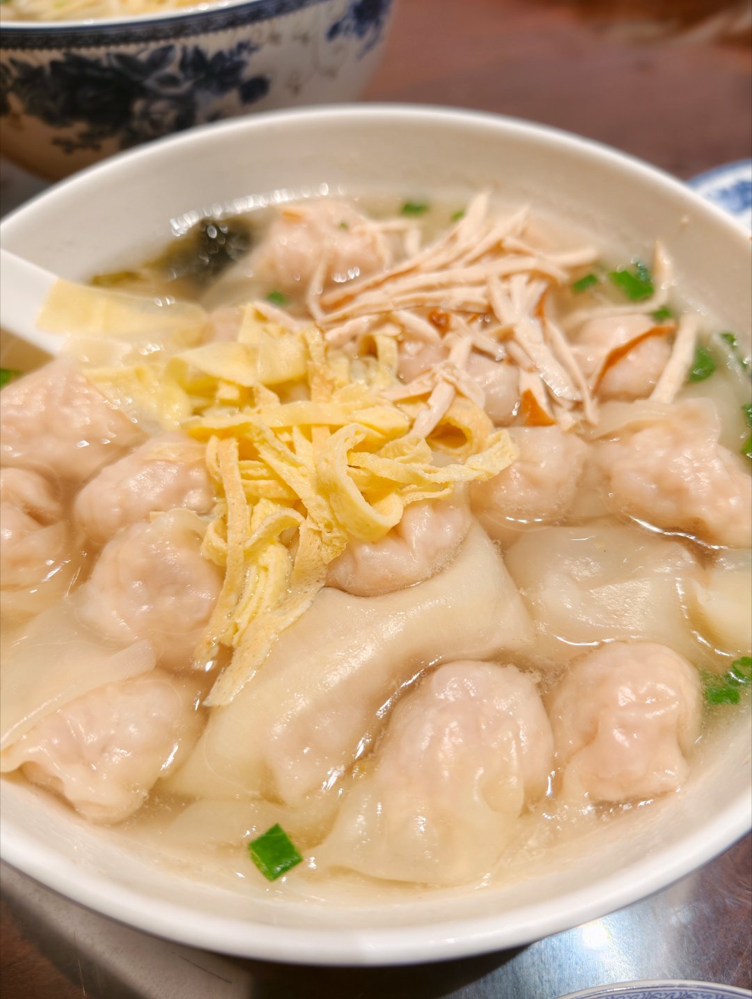 无锡第一餐，还是来熙盛源吃了无锡小笼和馄饨，其实我预感到了甜口小笼我是吃不惯的，