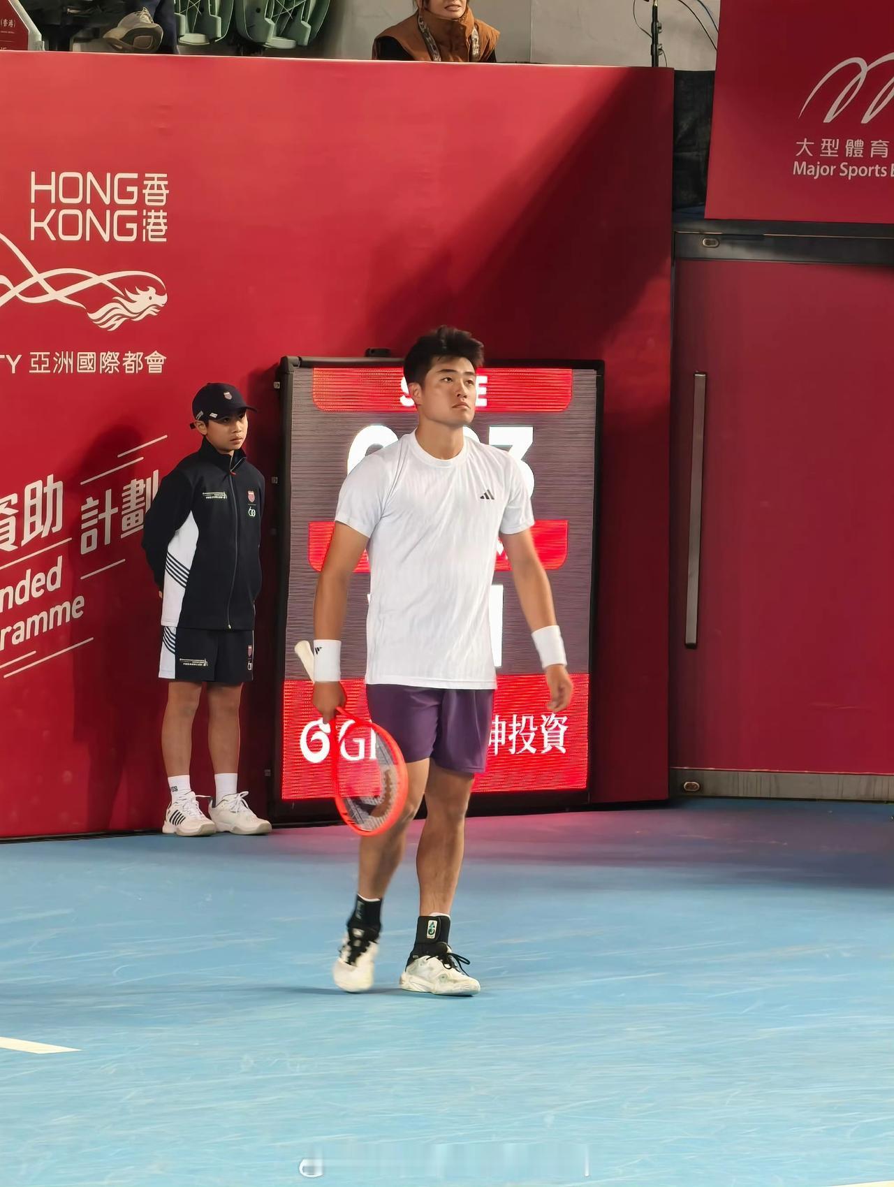 三号种子卢布列夫开始发疯了，吴易昺难了。首盘阿昺6-3偷鸡成功，第二盘卢布列夫6