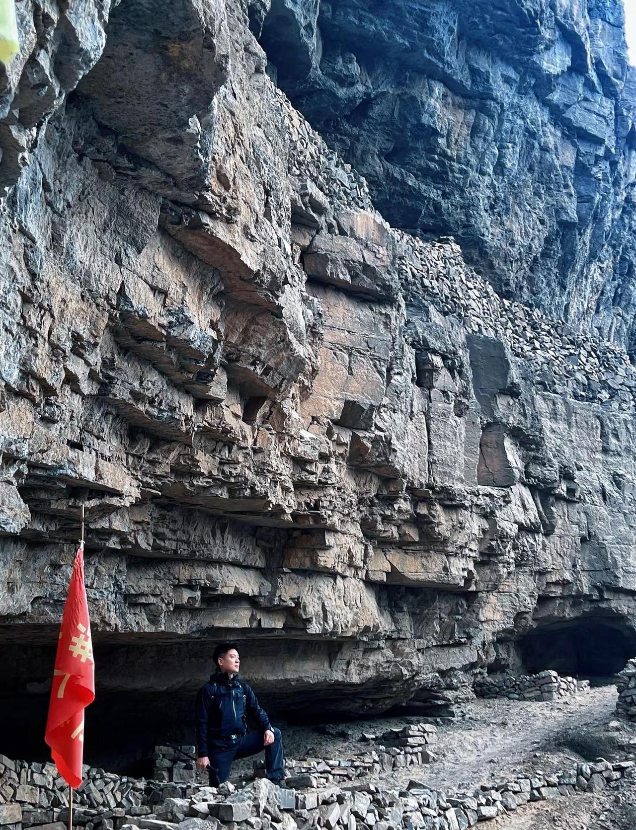 少对生活撒气，多去户外撒野。导航周家山隧道，一出隧道左手边就是徒步起点，有停车位