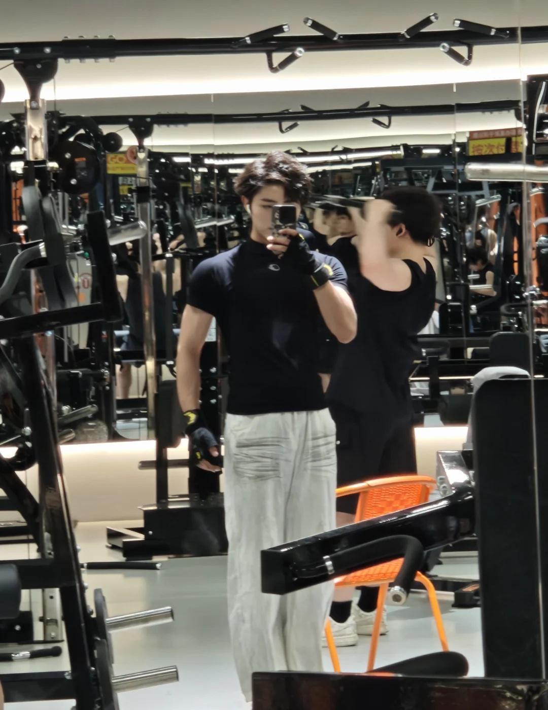 想跟不同职业的人聊天
健身日常 薄肌 无聊的工作