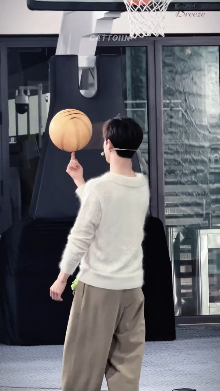 李昀锐转篮球，不愧是国家二级运动员。好优秀的小林啊