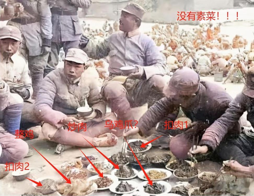 贺龙和战士席地吃饭，30道菜你能找到一碗素的吗？
 
这是齐会战斗胜利后，120