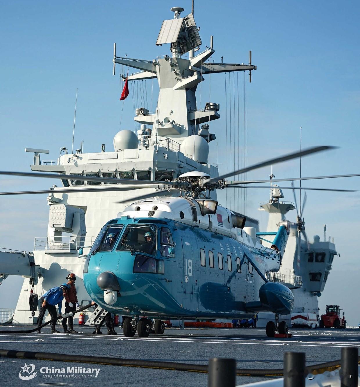 这一张照片，舰载机成了主角，075显得好小了……

这一张，军网英文发的图，一架