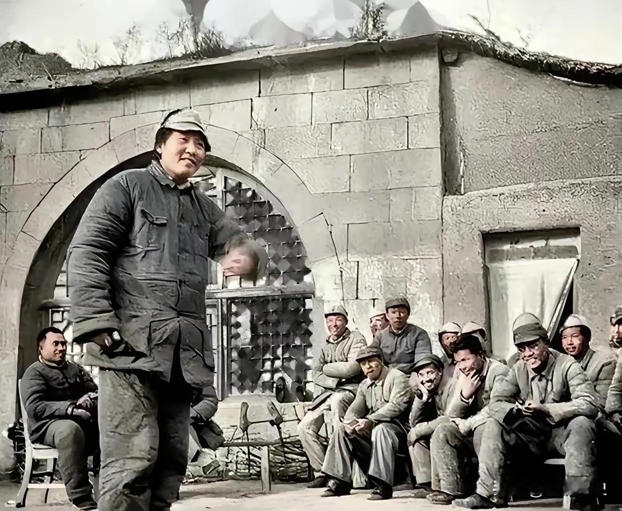 你知道毛主席戴的是什么帽子么？

这张老照片拍摄于1942年，在抗战最艰苦时刻，