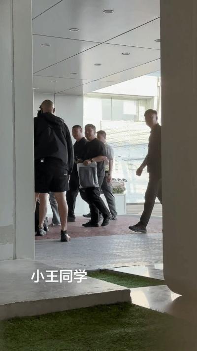 金智秀来了也得研究洞洞板 洞洞板收纳真的自带魔力，不管是谁看到都忍不住琢磨搭配方