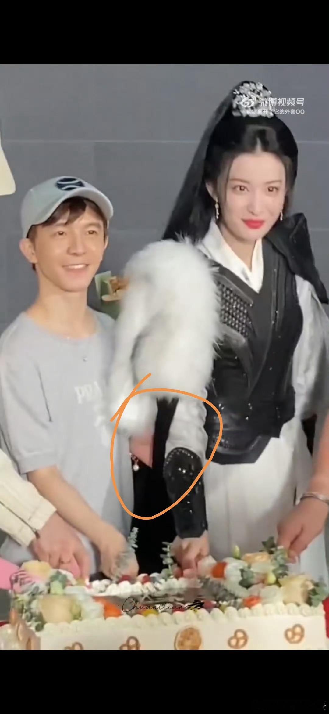 小四在干嘛，为什么要挽着王楚然 ​​​