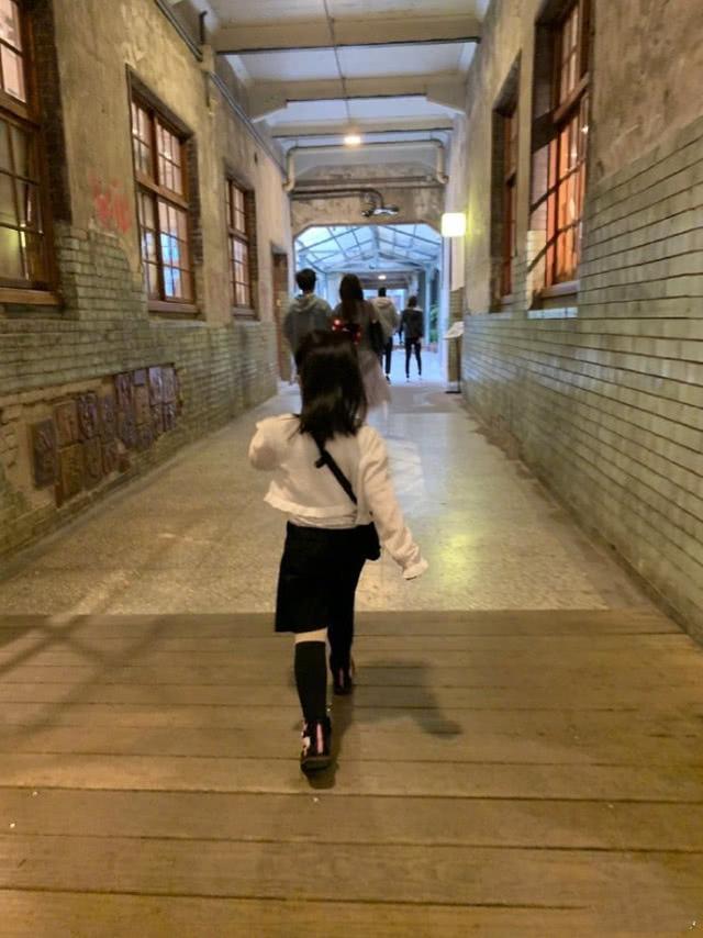 米粒的长腿基因太绝了！完美继承秦昊的优越比例，小小年纪身形修长，穿汉服、牛仔裤都