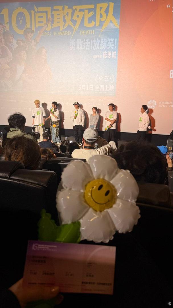 蒋龙说导演陈思诚让人有安全感 北影节现场，蒋龙聊起与陈思诚的合作满是认可。导演做