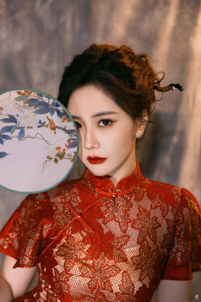 王艺瑾  身姿曼妙，曲线玲珑，红色蕾丝连衣裙的设计更是巧妙地突显了她的身材优势，
