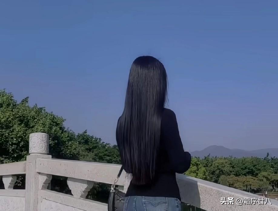 我们总在追逐远方的幸福，却忘了身边这些细碎的美好，才是生活最动人的底色。
 
其