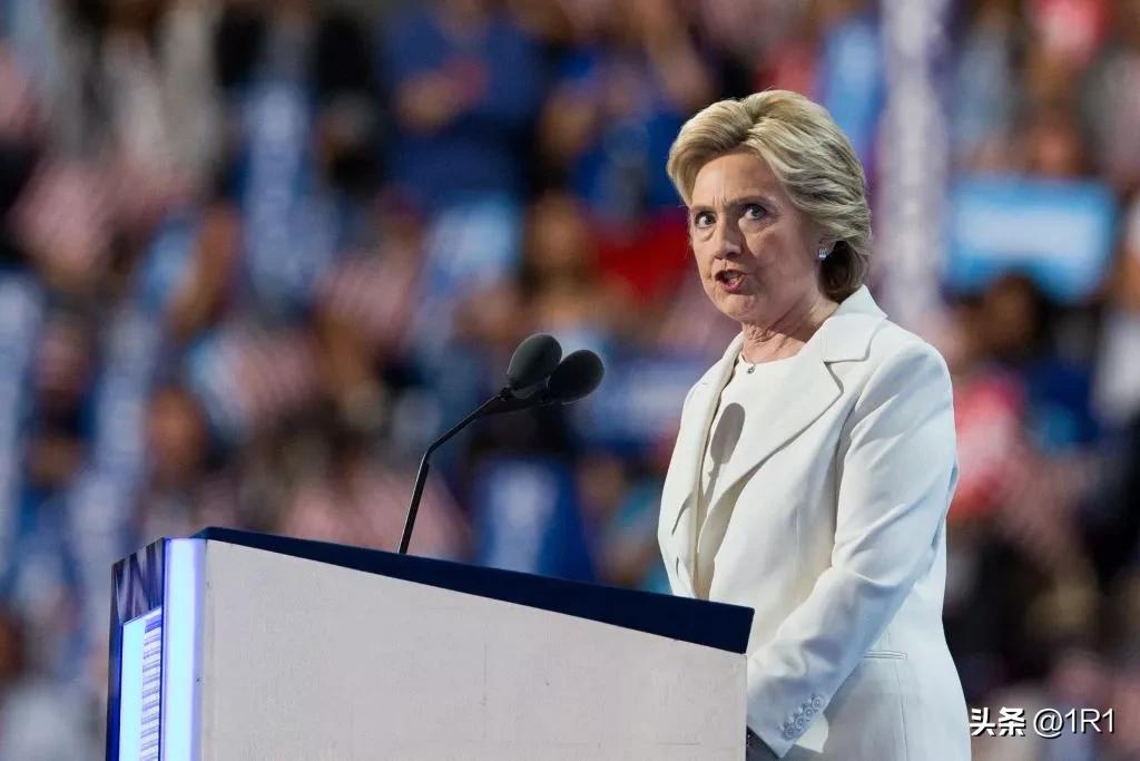 彻底炸场！希拉里国会作证当场暴怒拍桌离场！爱泼斯坦案闭门听证会上，共和党议员违规