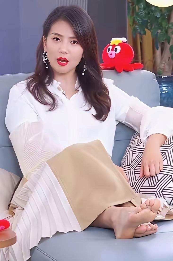 刘涛赤脚坐在沙发上，身材匀称有致，保养得也太好了吧，状态超绝～ 