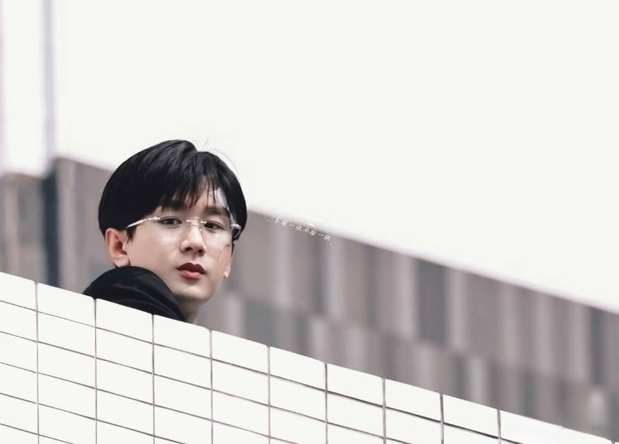 成毅林彦廷天台西装战损｜成毅狩谎 利落西装蒙上战损痕迹，天台之上暗流涌动。   