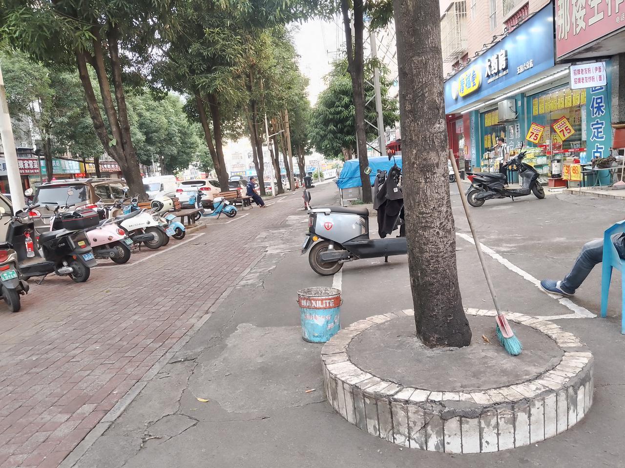 今天城管巡查的时候提醒路边卖早餐的老阿姨赶紧收摊，不能在这里摆摊！老阿姨假装收拾
