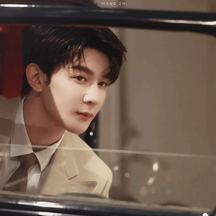 夏之光谁家的民国小少爷跑出来了  夏之光淡米色西装造型太有气质！妥妥的民国贵公子